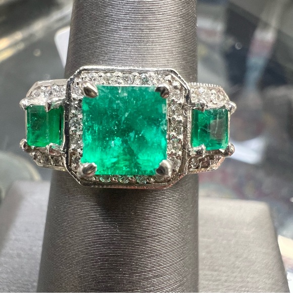 14k White Gold Diamond & Emerald Ring - Picture 4 of 9